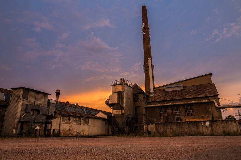 Lauffenmühle Industriebrache mit Schornstein bei Abendlicht
