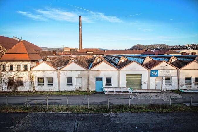Lauffenmühle Areal alte Industriegebäude vor blauem Himmel