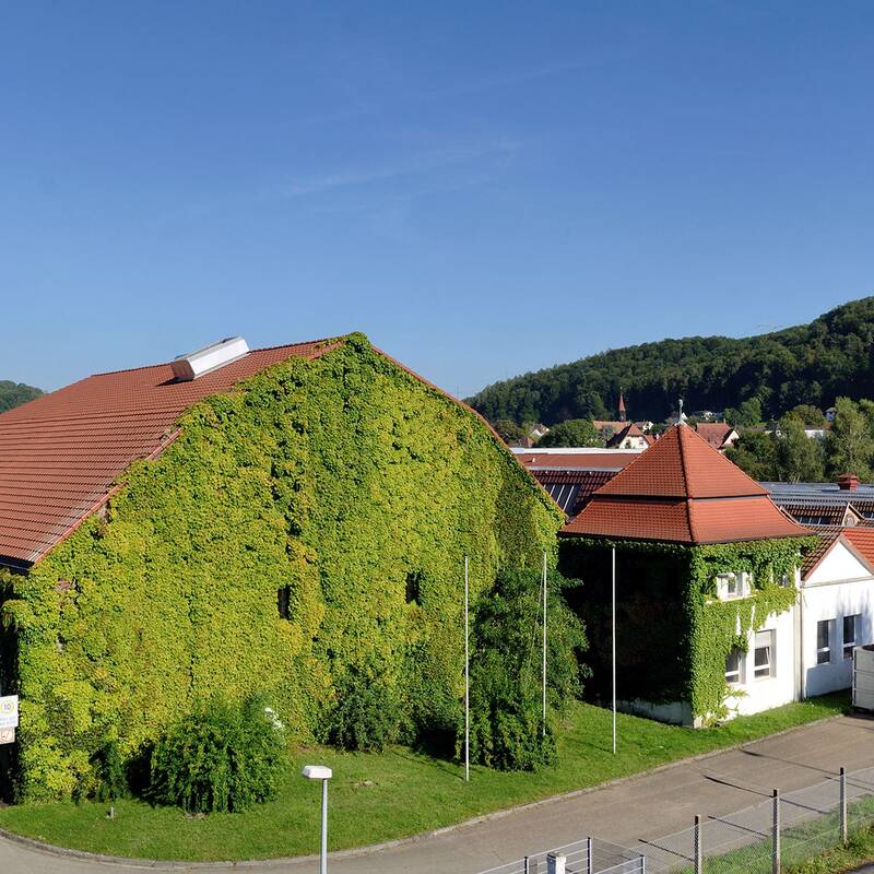 Die Kopfbauten des Lauffenmühle Areals zum Teil Efeu überrankt