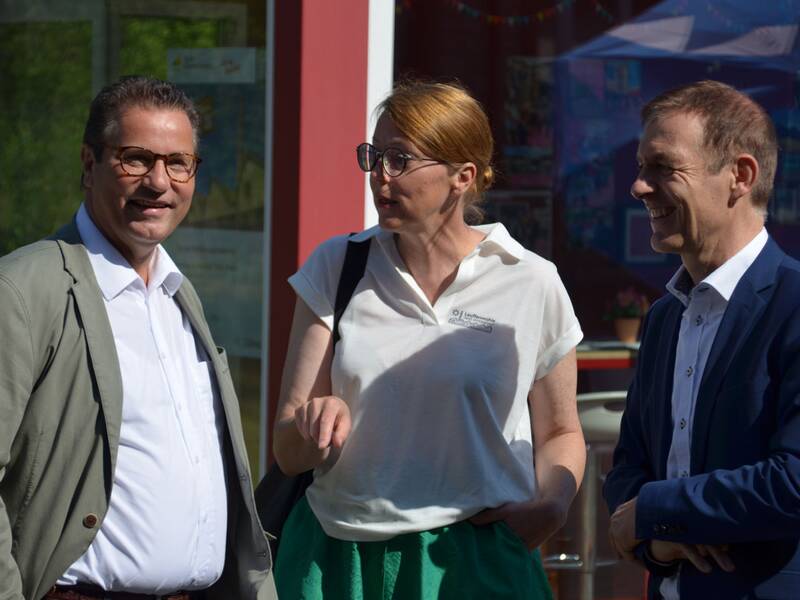 Minister Hauk mit Oberbürgermeister Jörg Lutz und Bürgermeisterin Monika Neuhöfer-Avdić bei Tag der Städtebauförderung 2022
