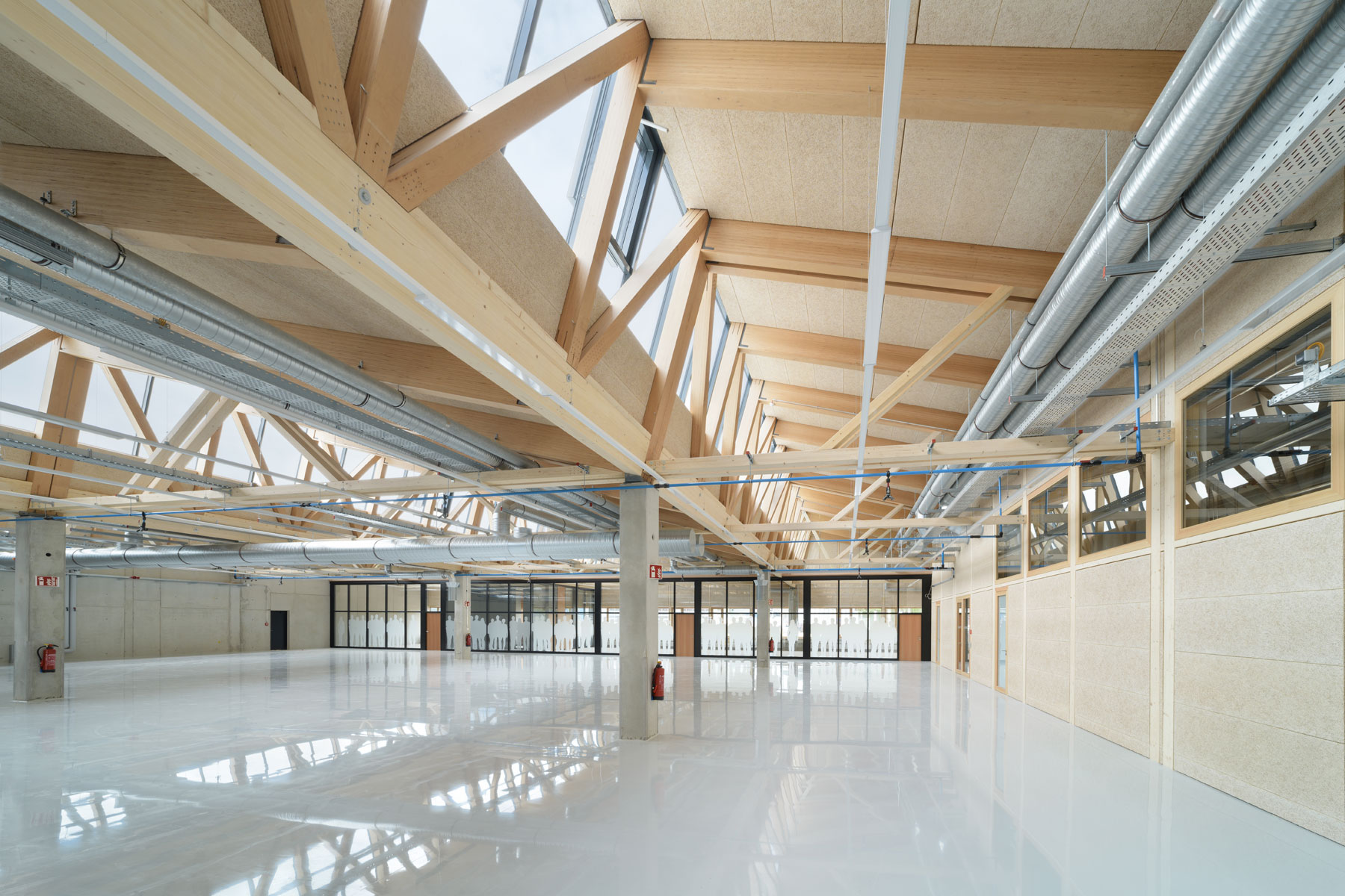 Copyright: Rainer Retzlaff / f64 Architekten - Halle mit Produktions- sowie Büroarbeitsplätzen und einem Verwaltungsbau im Energie-Plus-Standard